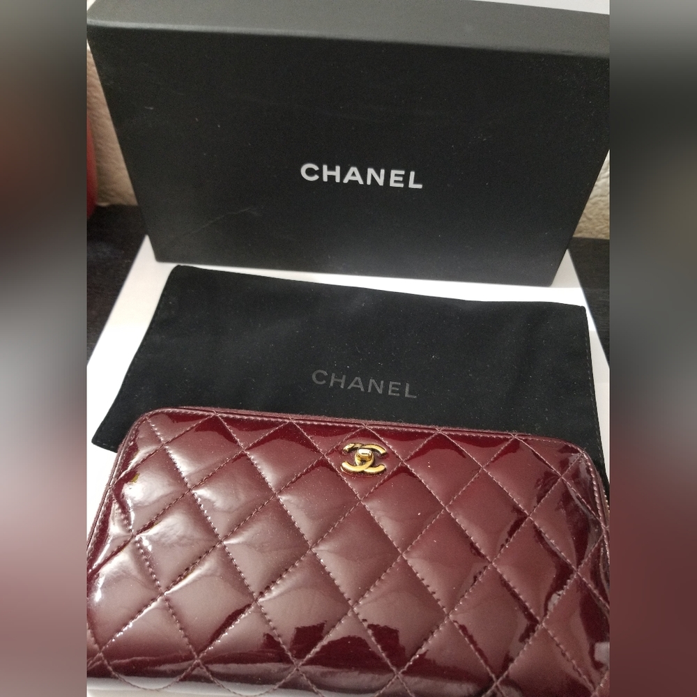 CHANEL VINTAGE ZIP AROUND WALLET
